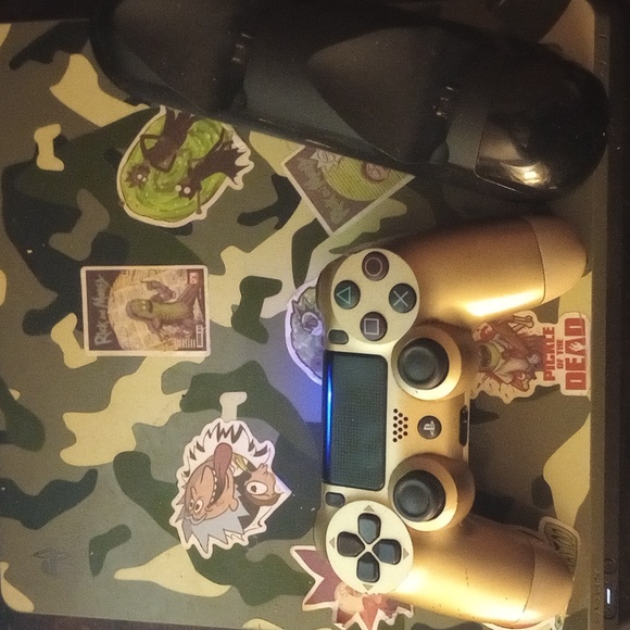 Cheap PS4 with controller and charger and headset